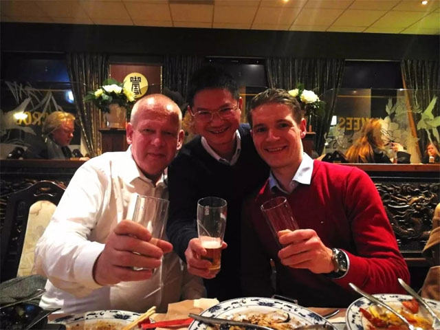 力聯(lián)思全球市場銷售總監(jiān)Fons Harbers(左)及力聯(lián)思技術(shù)服務(wù)經(jīng)理Benny Luijsterburg(右)與博皓董事長賴厚平合影