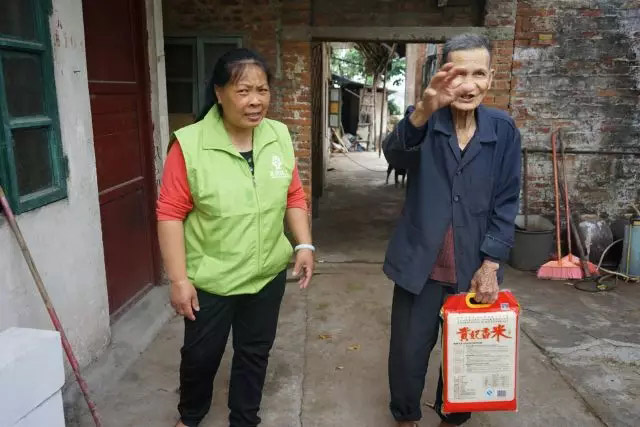 廣東博皓銳鷹隊到欖核鎮(zhèn)平穩(wěn)村探訪困難家庭-6