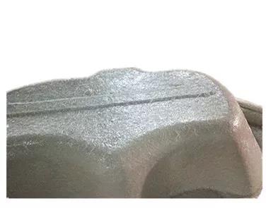 用樹脂和玻璃纖維復合在浴缸胚料的底部，使成型產品有足夠的強度