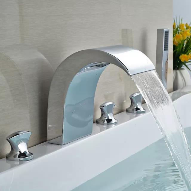 對其他水管、電氣、水龍頭等零部件進行裝拼，走過這所有步驟，一個完整的亞克力浴缸制品才得以面世