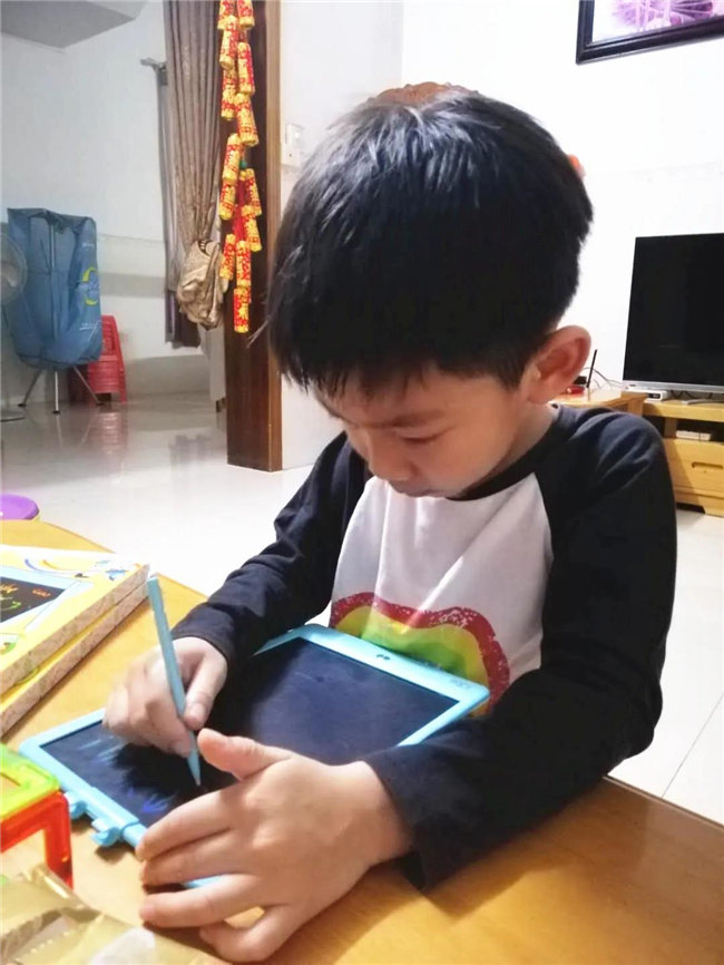 博二代收到了廣東博皓兒童節(jié)禮物,開心 -2