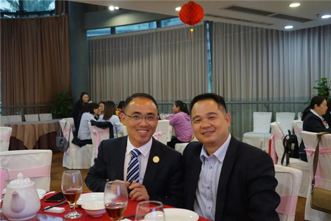 博皓家人們歡聚一堂,把酒言歡,開懷暢飲-2