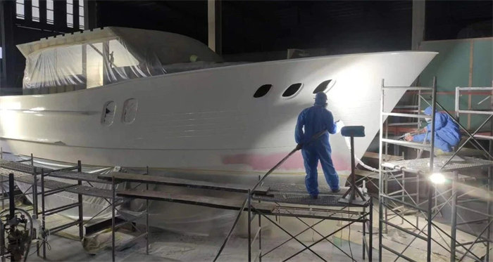 玻璃鋼船艇膠衣機(jī)械噴涂工藝