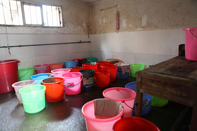 小學生在這里洗澡，條件比較艱苦