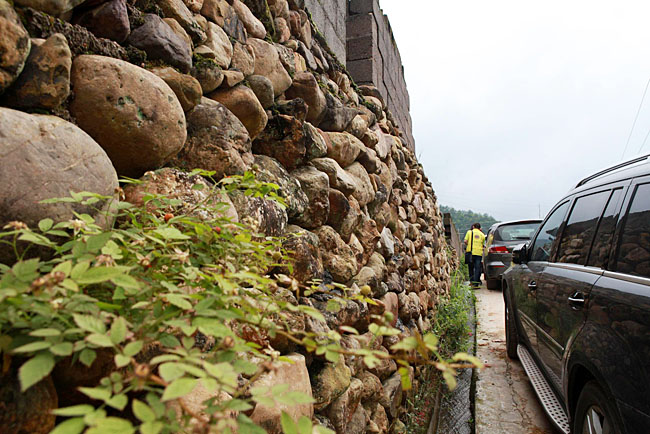 油石鄉梅嶺小學路口較窄，車隊只能停在路邊，步行上去