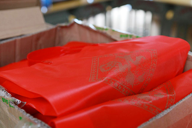 給學生準備的小禮物（文具盒、筆、糖果）