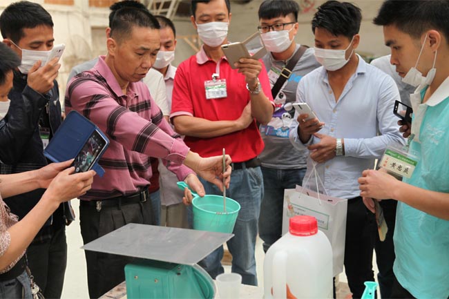 均勻攪拌膠衣、固化劑，使之充分融合