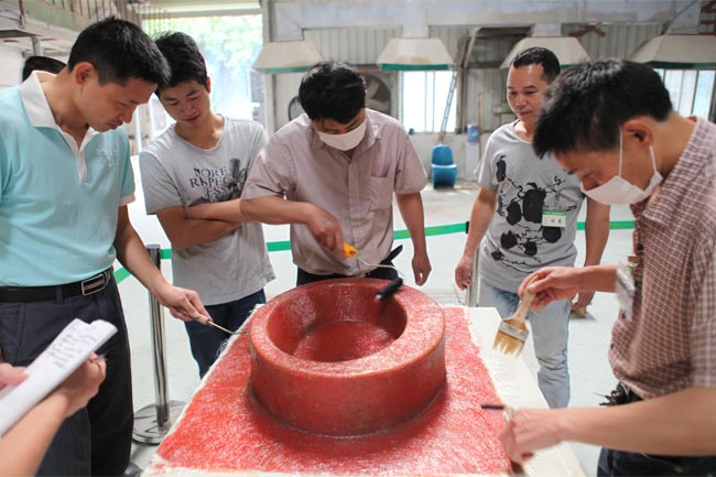 用輥筒壓實玻纖，排除多余樹脂