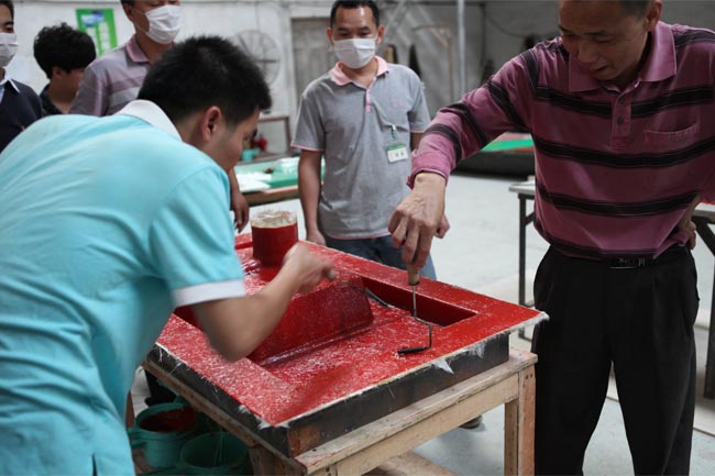 用輥筒壓實玻纖，排除多余樹脂