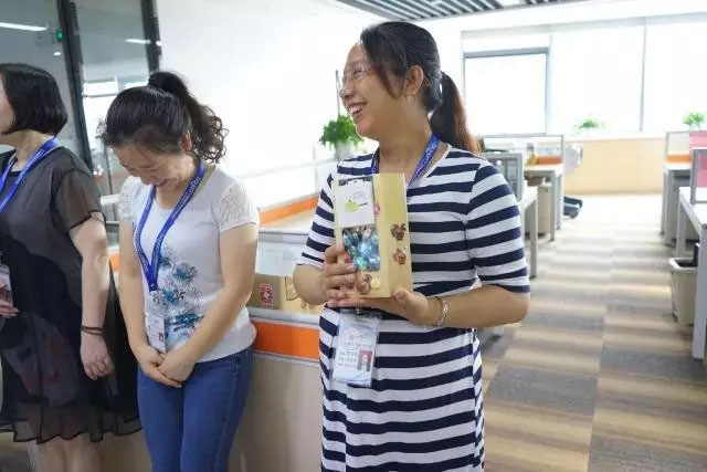 女神媽媽收到禮物后喜悅之情溢于言表，是不是很迷人呢？