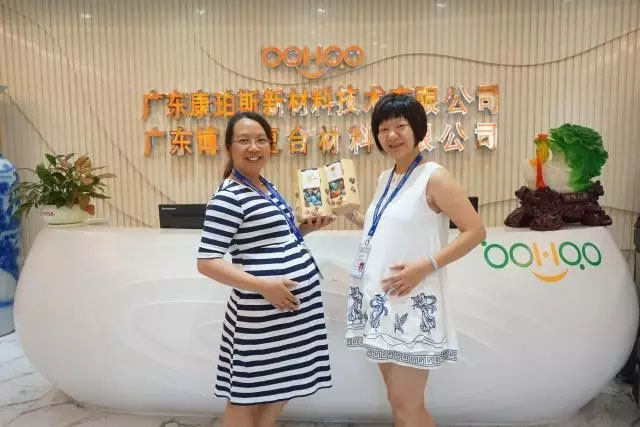 博皓家庭里銷售精英賴姐（左）和客服部黃經理（右），兩位既是精明干練的職場女精英，同時也是熱心關愛博皓家人的優雅媽媽